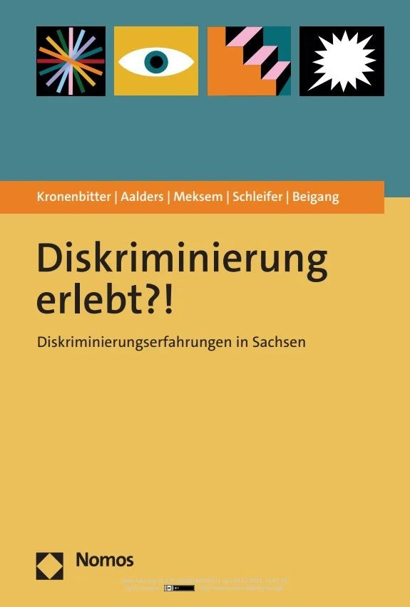 Das Buchcover zeigt moderne grafische Symbole oben und darunter einen gelborangefarbenen Hintergrund mit dem Titel „Diskriminierung erlebt?!“. Es thematisiert Diskriminierungserfahrungen in Sachsen und listet mehrere Autorennamen auf.