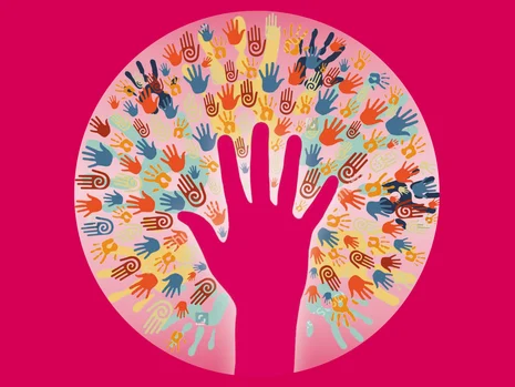 Grafische Darstellung: Aus einer stilisierten Hand wachsen, wie eine Baumkrone, viele bunte Handabdrücke auf pinkem Hintergrund – Symbol für Vielfalt, Zusammenhalt und Gemeinschaft.