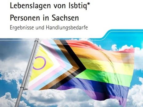 Das Titelbild zeigt die Progress-Pride-Flagge mit Intersex-Symbol, wehend vor blauem Himmel mit Wolken. Der Text verweist auf eine Studie der sächsischen Staatsregierung zu Lebenslagen und Handlungsbedarfen von lsbtiq* Personen.