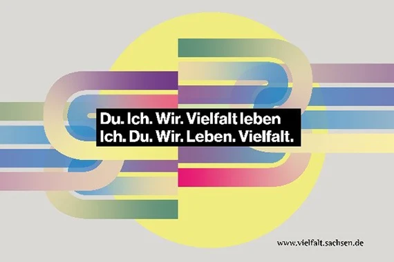 Farbenfrohes Design mit dem Text "Du. Ich. Wir. Vielfalt leben" – ein Aufruf für Vielfalt und Gemeinschaft" und der URL: vielfalt.sachsen.de